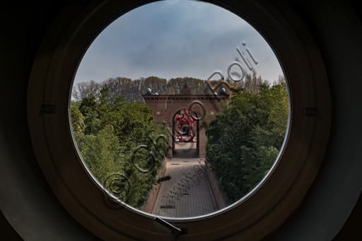 Vialetto all'interno del Labirinto della Masone a Fontanellato con scultura di Javier Marìn