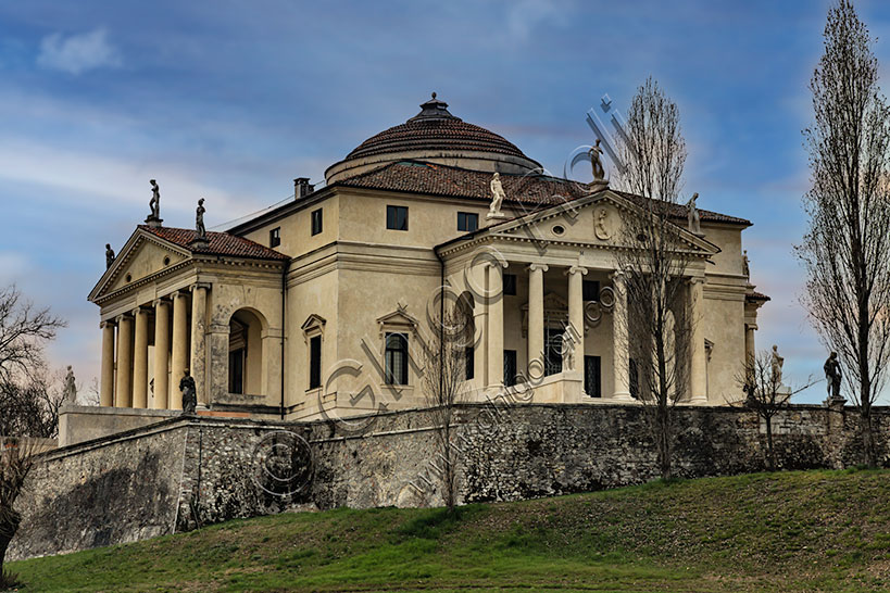 Fotografia della facciata principale di Villa La Rotonda (Villa Almerico Capra) progettata da Andrea Palladio a Vicenza
