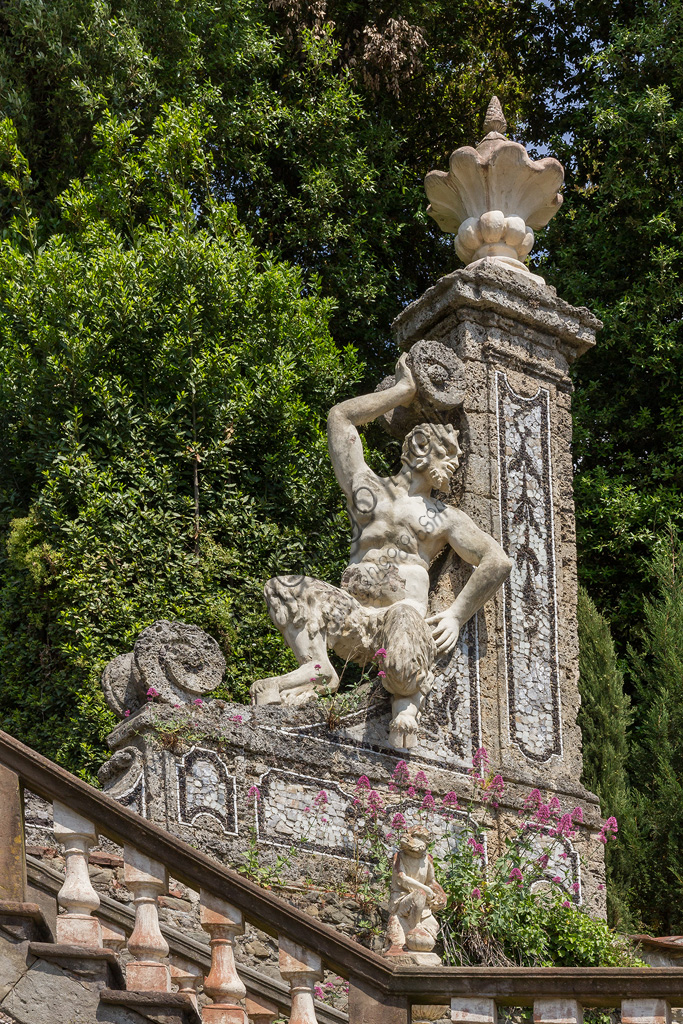 Dettaglio della scalinata monumentale con statua in pietra del satiro nel Giardino di Villa Garzoni a Collodi