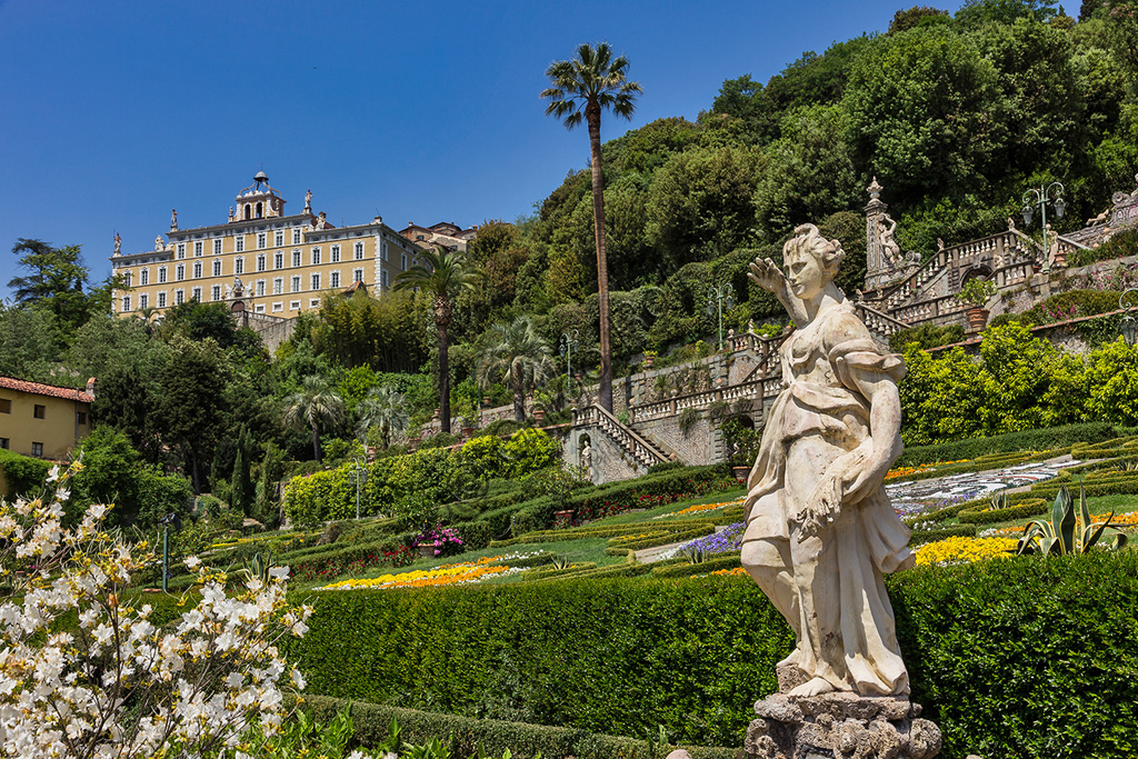 Facciata di Villa Garzoni e veduta del giardino storico con statue a Collodi, Toscana