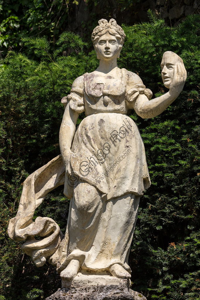 Statua in marmo della Musa Talia, giardino storico di Villa Garzoni a Collodi