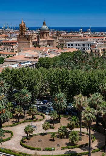 Vista aerea panoramica di Palermo con la Cattedrale, scattata dalla Torre di Porta Nuova sopra i Giardini di Villa Bonanno