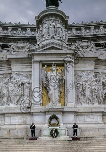 Veduta del Monumento Nazionale a Vittorio Emanuele II (Vittoriano) a Roma con scalinata e colonne corinzie