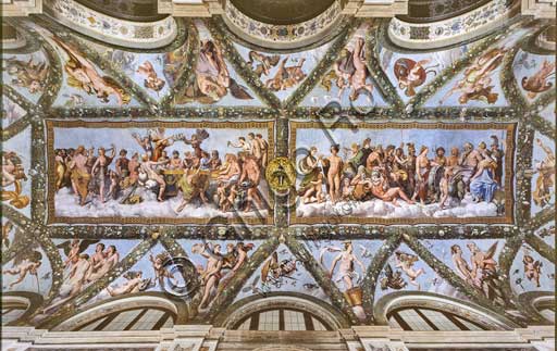 Veduta della volta affrescata della Loggia di Amore e Psiche, Villa Farnesina Roma, con il Concilio degli Dei e festoni di piante.