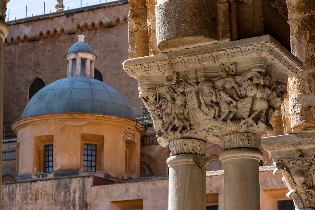 Monreale, Duomo, chiostro del monastero benedettino (XII secolo):  in primo piano, la faccia Sud del capitello E 20; "Adamo ed Eva cacciati dal Paradiso Terrestre".