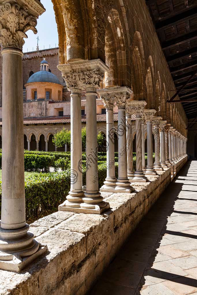 Monreale, Duomo, chiostro del monastero benedettino (XII secolo): fuga di capitelli sul lato Est del chiostro. Al centro la faccia Sud del capitello E 24; "Adamo ed Eva cacciati dal Paradiso Terrestre".