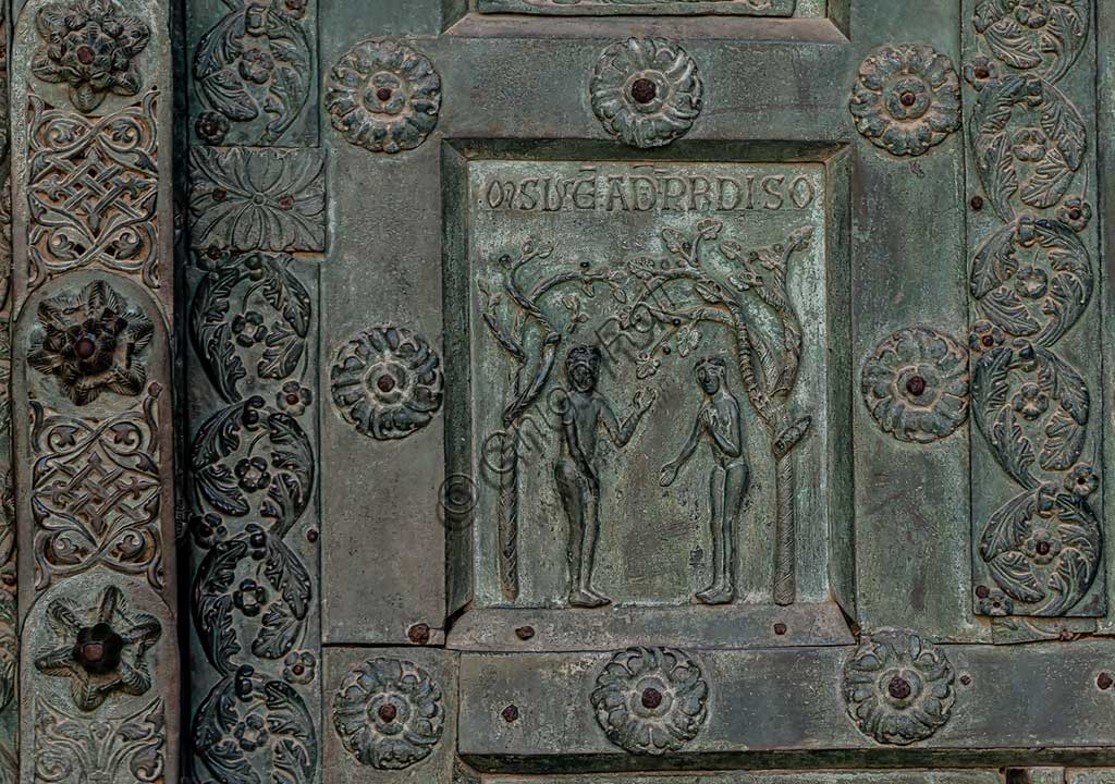 Duomo di Monreale, Porta di Bonanno Pisano (1185-6): formella bronzea con "Adamo ed Eva nel Giardino dell'Eden" (scena dall'Antico Testamento).La porta è firmata: "Bonanno civis pisanus". Iconograficamente nei cinque ordini inferiori vi sono scene del Vecchio Testamento, sette dedicate alla storia di Adamo ed Eva, e altre sei ad altrettante coppie di profeti mentre nei cinque superiori scene del Nuovo, al sommo Cristo e Maria nella gloria del Paradiso.