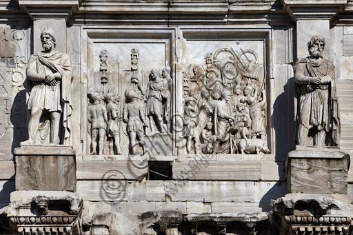 Roma, Foro Romano, Arco di Costantino: particolare dei pannelli di Marco Aurelio ( II secolo d.C.) sul lato Sud (attico). Nel riquadro a sinistra "Adlocutio" (discorso ai soldati): L'imperatore parla ai soldati dal suggesto; dietro di lui c'è Pompeiano.Nel riquadro a destra "Lustratio" (sacrificio al campo): Marco Aurelio, vestendo la toga sacrificale celebra un suovetaurilia su un altare mobile, assistito da un camillo e circondato dai soldati, i signiferi e i tubicini; alle spalle di Marco, tra due aquiliferi, si vede Pompeiano.