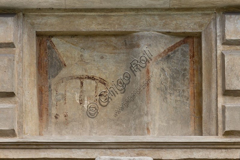 Mantova, Palazzo Te (residenza estiva dei Gonzaga), Cortile d'Onore: particolare di affresco a trompe l'oeil sul lato settentrionale. Si tratta di una finta finestra con gabbia per uccelli. 
