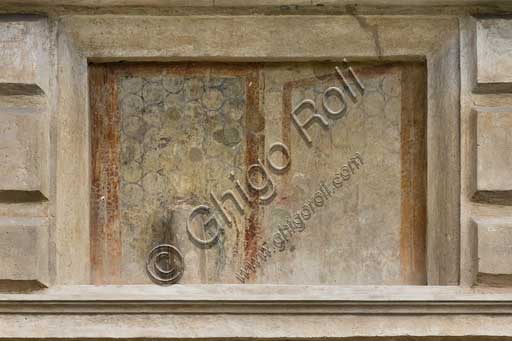 Mantova, Palazzo Te (residenza estiva dei Gonzaga), Cortile d'Onore: particolare di affresco a trompe l'oeil sul lato settentrionale. Si tratta di una finta finestra. 