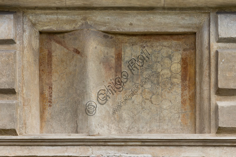 Mantova, Palazzo Te (residenza estiva dei Gonzaga), Cortile d'Onore: particolare di affresco a trompe l'oeil sul lato settentrionale. Si tratta di una finta finestra. 