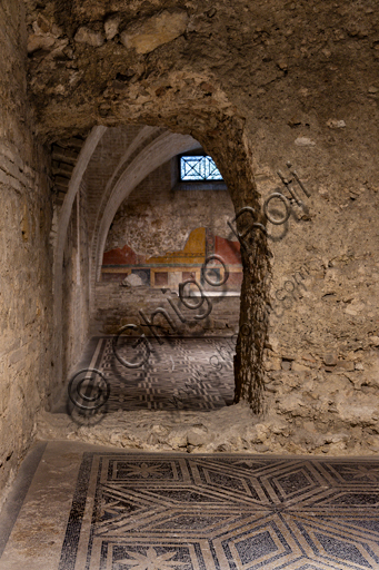 Spoleto, Casa romana: particolare di alcuni spazi con mosaici pavimentali a motivo geometrico.