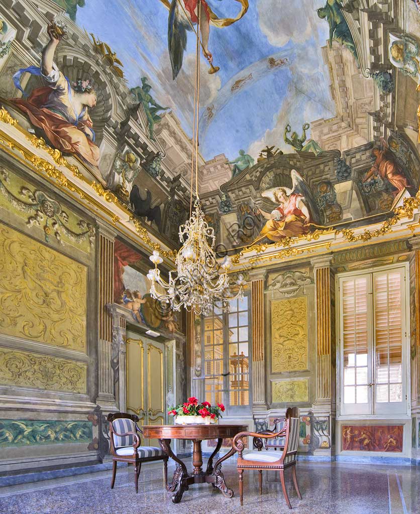 Genova, Palazzo Reale (già Balbi Durazzo), Sala della Fama dei Balbi: la volta con "Allegoria della Fama e Figure Allegoriche", affresco di Valerio Castello e Giovanni Maria Mariani, 1755.Patrimonio mondiale dell'Umanità UNESCO.