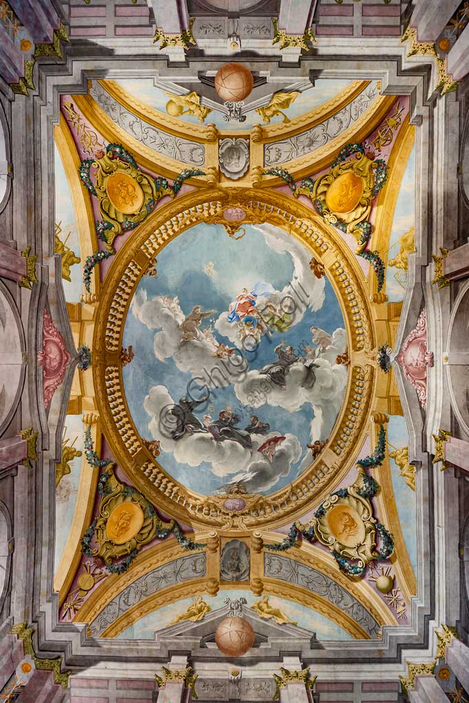 Pontificia Biblioteca Antoniana, il salone: soffitto con "Allegoria della Fede", ovvero "L'immacolata in gloria tra Santi Francescani" (Bernardino da Siena, Bonaventura, il Beato Giovanni Duns Scoto, Antonio da Padova). L'affresco nell'ovale √® di Giovanni Antonio Pellegrini, le prospettive architettoniche sono attribuite a  Francesco Fochi; 1702..