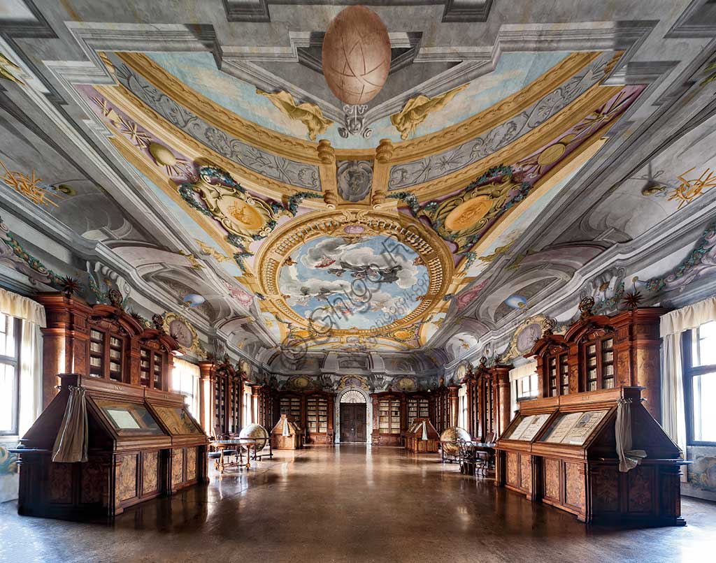 Antoniana Pontifical Library: the hall. The ceiling is characterized by the fresco of the "Allegory of the Faith", or "The Immaculate in Glory between Franciscan Saints" (Bernardino da Siena, Bonaventura, the Blessed Giovanni Duns Scotus, Antonio da Padova), by Giovanni Antonio Pellegrini and / or  Pierfrancesco Fochi, 1702.