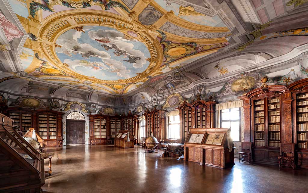 Antoniana Pontifical Library: the hall. The ceiling is characterized by the fresco of the "Allegory of the Faith", or "The Immaculate in Glory between Franciscan Saints" (Bernardino da Siena, Bonaventura, the Blessed Giovanni Duns Scotus, Antonio da Padova), by Giovanni Antonio Pellegrini and / or  Pierfrancesco Fochi, 1702.