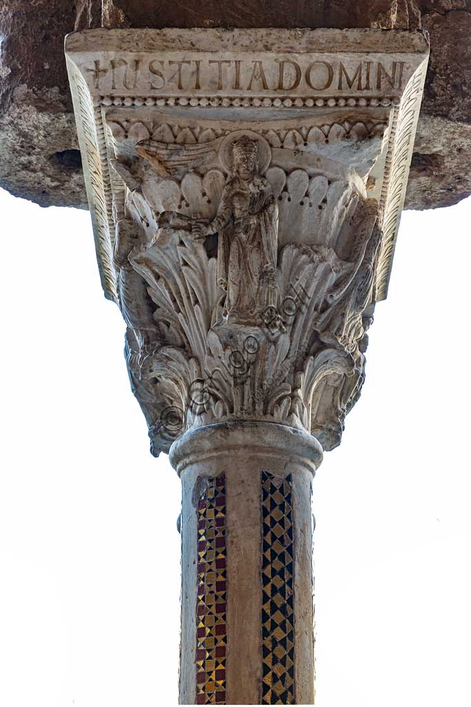  Monreale, Duomo, the cloister of the Benedectine monastery (XII century): the Western side of capital W8; crowned and armed  man holding a sword in praise of the virtues of William II. "Allegory of Justice"Latin inscription: "IUSTITIA DOMINI".