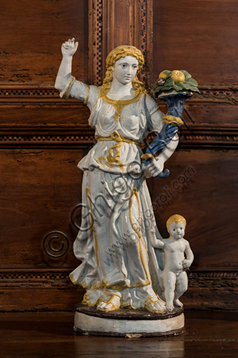 "Allegoria dell'Abbondanza",di  bottega di Giovanni Della Robbia, terracotta invetriata, seconda metà XV secolo - inizio XVI secolo.