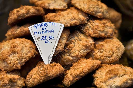 Modena, bottega "Antica Pasticceria San Biagio", in via Emilia Centro: gli amaretti di Modena, particolarmente apprezzati da Enzo Ferrari.