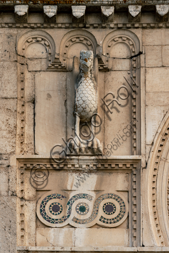 Spoleto, Chiesa di San Pietro, la facciata,caratterizzata da rilievi romanici (XII secolo). Particolare do aquila e di decorazioni cosmatesche. 