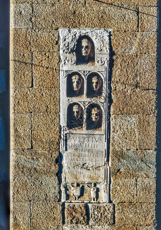Archi di Porta Nuova: stele con membri della famiglia del mercante di tessuti Vezzio.