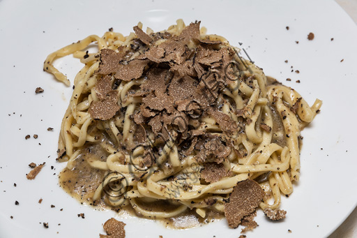 Assisi, Restaurant Antica Trattoria Pallotta: "strangozzi" (pasta) with truffle.