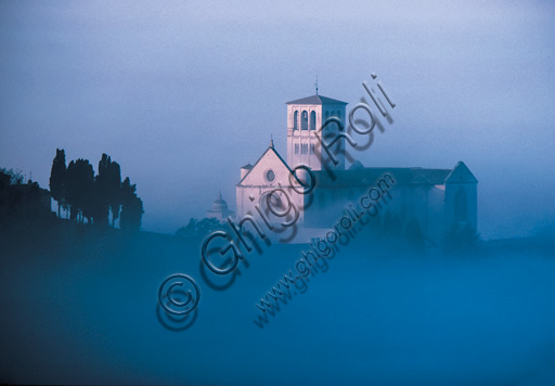 Assisi: Basilica di San Francesco nella nebbia del mattino.