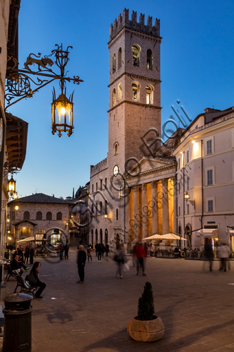 Assisi: veduta serale della piazza del Comune con il Palazzo del Capitano del Popolo, la Torre civica e il Tempio di Minerva.