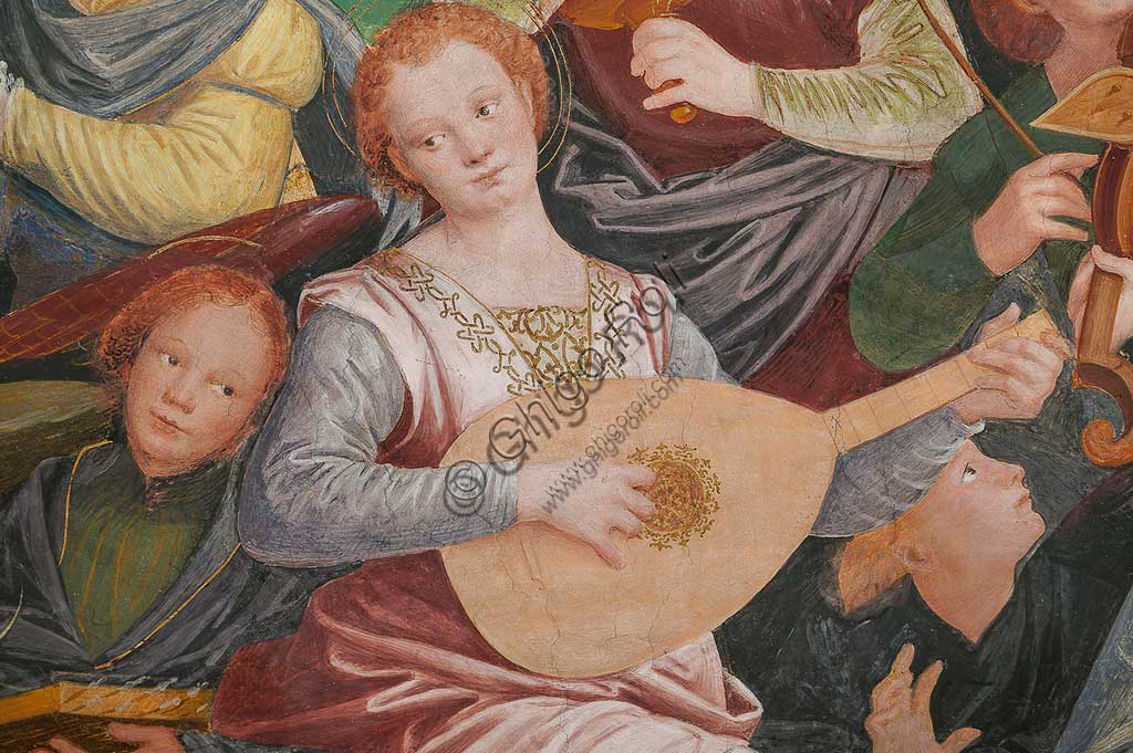 Saronno, Santuario della Beata Vergine dei Miracoli: la cupola del transetto con il grande affresco "Assunzione della Beata Vergine", meglio noto come "Coro di angeli musicanti" vera e propria allegoria del Paradiso, affrescata da Gaudenzio Ferrari a partire dal 1534.A raffigurare il Paradiso è essenzialmente la moltitudine delle presenze angeliche, poste a far da corona al volto di Dio e ad accogliere l'arrivo della Vergine.Gli angeli musicanti  compongono la più variegata orchestra di strumenti a corde ed a fiato ed a percussione che mai sia stata dipinta.Si possono contare ben cinquantasei diversi strumenti musicali, i più riconoscibili come strumenti antichi, altri usciti dalla fantasia dell'artista. Si riconoscono i seguenti strumenti: alpenhorn (corno delle Alpi), altobasso, arpa, bombarda, cimballini o piccoli piatti, cornamusa, cornetto, flauto (dolce e traverso), flauto di Pan o siringa, ghironda, lira, liuto, nyastaranga, organo portativo, ribeca, viella, salterio o cetra, tamburo e tamburello, timpani, triangolo, tromba, viola.Particolare.