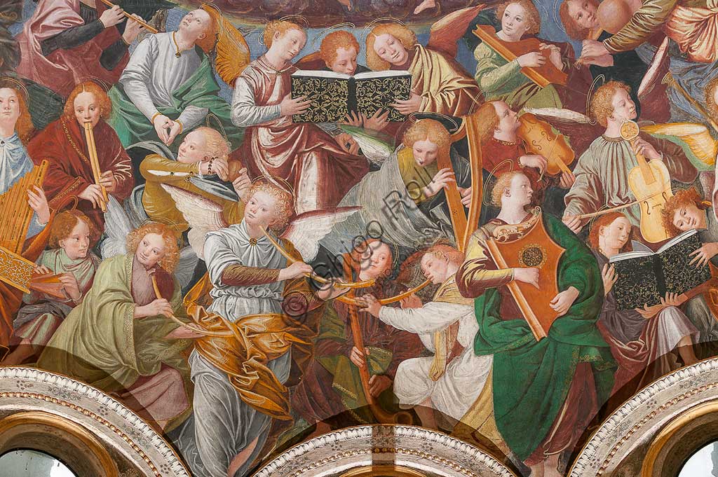   Saronno, Shrine of Our Lady of Miracles: the dome of the transept with the great fresco "Assumption of the Blessed Virgin", known as "The choir of angels playing music" painted by Gaudenzio Ferrari from 1534.Paradise is essentially represented by the multitude of angelic presences, placed to crown the face of God and to welcome the arrival of the Virgin.The angels playing music constitute the most varied orchestra of stringed and percussion instruments that has never been painted.Fifty-six different musical instruments can be identified, the most recognizable ones are ancient instruments, the others have been created by  the artist's imagination. The following instruments are recognized: alpenhorn (horn of the Alps), altobasso, harp, bombard, cimballini or small plates, bagpipes, cornet, flute, pan or syringe flute, hurdy-gurdy, lyre, lute, nyastaranga,ribeca, viella, salterio or zither, tambourine , timpani, triangle, trumpet, viola.Detail.