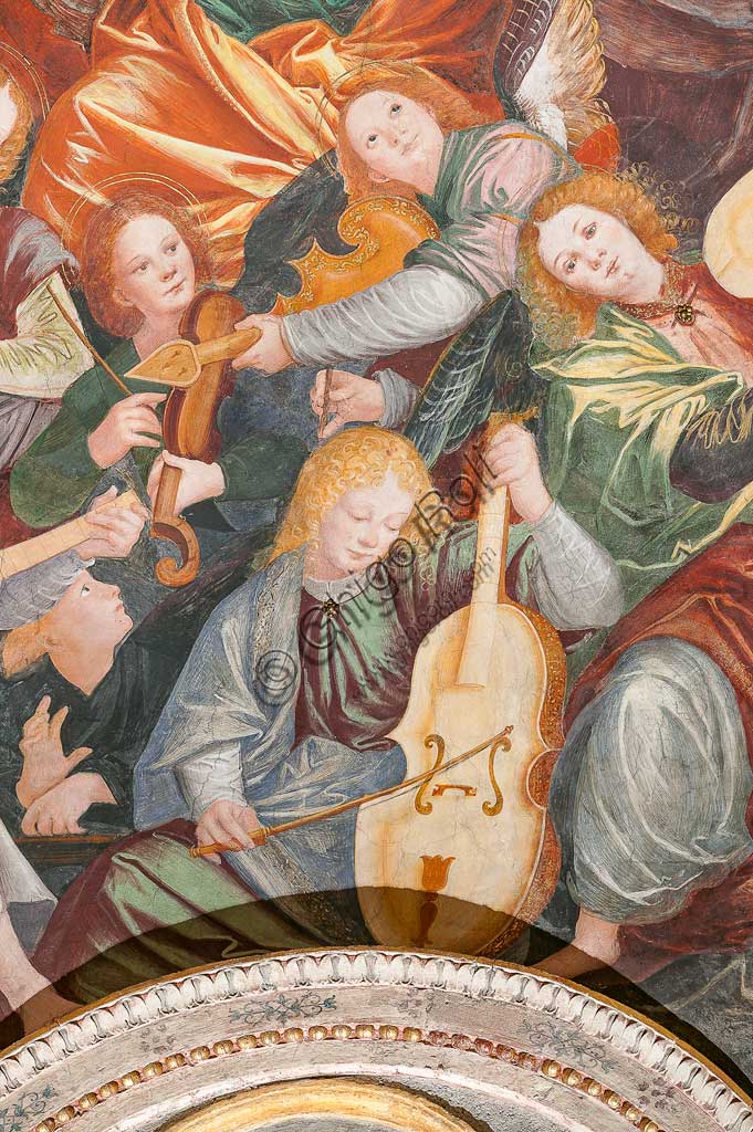 Saronno, Santuario della Beata Vergine dei Miracoli: la cupola del transetto con il grande affresco "Assunzione della Beata Vergine", meglio noto come "Coro di angeli musicanti" vera e propria allegoria del Paradiso, affrescata da Gaudenzio Ferrari a partire dal 1534.A raffigurare il Paradiso è essenzialmente la moltitudine delle presenze angeliche, poste a far da corona al volto di Dio e ad accogliere l'arrivo della Vergine.Gli angeli musicanti  compongono la più variegata orchestra di strumenti a corde ed a fiato ed a percussione che mai sia stata dipinta.Si possono contare ben cinquantasei diversi strumenti musicali, i più riconoscibili come strumenti antichi, altri usciti dalla fantasia dell'artista. Si riconoscono i seguenti strumenti: alpenhorn (corno delle Alpi), altobasso, arpa, bombarda, cimballini o piccoli piatti, cornamusa, cornetto, flauto (dolce e traverso), flauto di Pan o siringa, ghironda, lira, liuto, nyastaranga, organo portativo, ribeca, viella, salterio o cetra, tamburo e tamburello, timpani, triangolo, tromba, viola.Particolare.