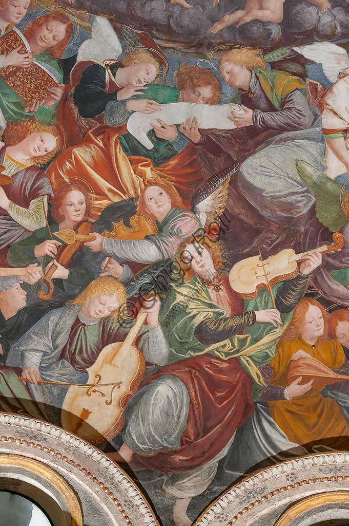 Saronno, Santuario della Beata Vergine dei Miracoli: la cupola del transetto con il grande affresco "Assunzione della Beata Vergine", meglio noto come "Coro di angeli musicanti" vera e propria allegoria del Paradiso, affrescata da Gaudenzio Ferrari a partire dal 1534.A raffigurare il Paradiso è essenzialmente la moltitudine delle presenze angeliche, poste a far da corona al volto di Dio e ad accogliere l'arrivo della Vergine.Gli angeli musicanti  compongono la più variegata orchestra di strumenti a corde ed a fiato ed a percussione che mai sia stata dipinta.Si possono contare ben cinquantasei diversi strumenti musicali, i più riconoscibili come strumenti antichi, altri usciti dalla fantasia dell'artista. Si riconoscono i seguenti strumenti: alpenhorn (corno delle Alpi), altobasso, arpa, bombarda, cimballini o piccoli piatti, cornamusa, cornetto, flauto (dolce e traverso), flauto di Pan o siringa, ghironda, lira, liuto, nyastaranga, organo portativo, ribeca, viella, salterio o cetra, tamburo e tamburello, timpani, triangolo, tromba, viola.Particolare.