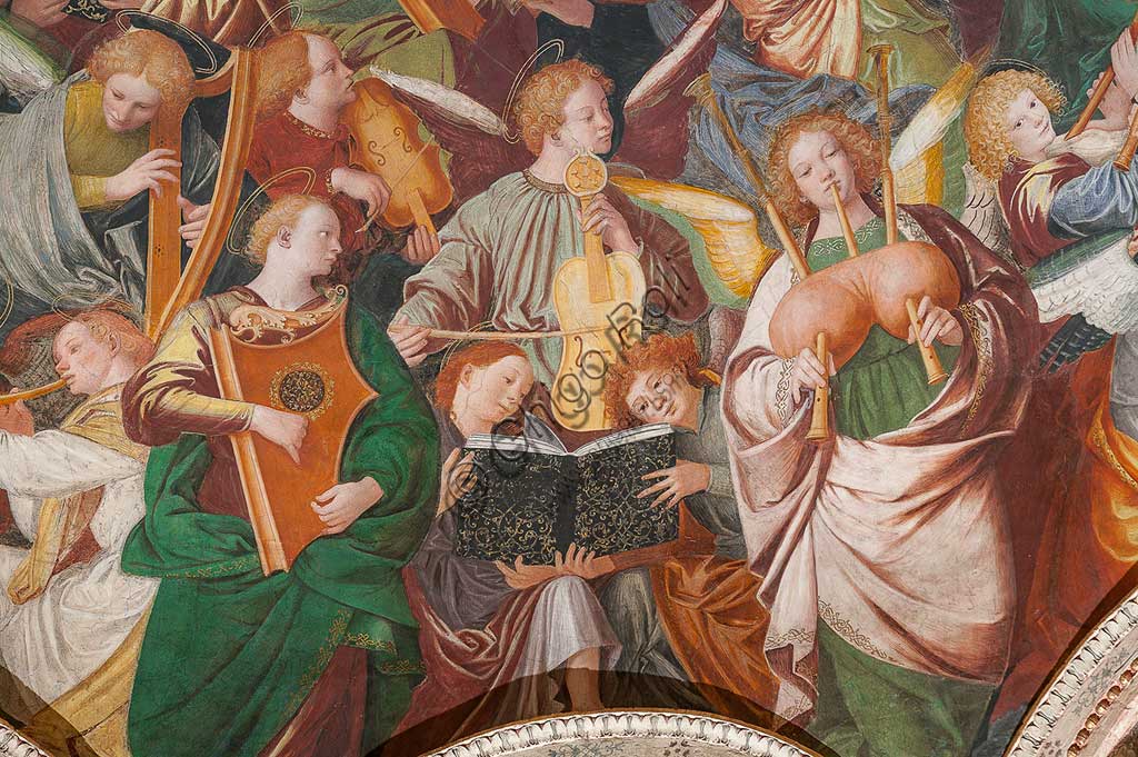 Saronno, Santuario della Beata Vergine dei Miracoli: la cupola del transetto con il grande affresco "Assunzione della Beata Vergine", meglio noto come "Coro di angeli musicanti" vera e propria allegoria del Paradiso, affrescata da Gaudenzio Ferrari a partire dal 1534.A raffigurare il Paradiso è essenzialmente la moltitudine delle presenze angeliche, poste a far da corona al volto di Dio e ad accogliere l'arrivo della Vergine.Gli angeli musicanti  compongono la più variegata orchestra di strumenti a corde ed a fiato ed a percussione che mai sia stata dipinta.Si possono contare ben cinquantasei diversi strumenti musicali, i più riconoscibili come strumenti antichi, altri usciti dalla fantasia dell'artista. Si riconoscono i seguenti strumenti: alpenhorn (corno delle Alpi), altobasso, arpa, bombarda, cimballini o piccoli piatti, cornamusa, cornetto, flauto (dolce e traverso), flauto di Pan o siringa, ghironda, lira, liuto, nyastaranga, organo portativo, ribeca, viella, salterio o cetra, tamburo e tamburello, timpani, triangolo, tromba, viola.Particolare.