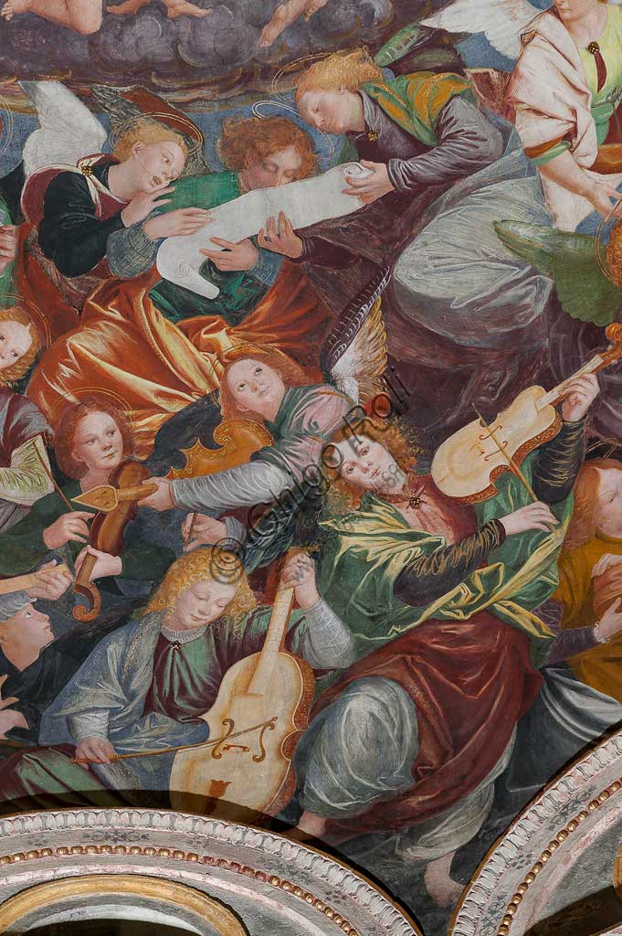 Saronno, Santuario della Beata Vergine dei Miracoli: la cupola del transetto con il grande affresco "Assunzione della Beata Vergine", meglio noto come "Coro di angeli musicanti" vera e propria allegoria del Paradiso, affrescata da Gaudenzio Ferrari a partire dal 1534.A raffigurare il Paradiso è essenzialmente la moltitudine delle presenze angeliche, poste a far da corona al volto di Dio e ad accogliere l'arrivo della Vergine.Gli angeli musicanti  compongono la più variegata orchestra di strumenti a corde ed a fiato ed a percussione che mai sia stata dipinta.Si possono contare ben cinquantasei diversi strumenti musicali, i più riconoscibili come strumenti antichi, altri usciti dalla fantasia dell'artista. Si riconoscono i seguenti strumenti: alpenhorn (corno delle Alpi), altobasso, arpa, bombarda, cimballini o piccoli piatti, cornamusa, cornetto, flauto (dolce e traverso), flauto di Pan o siringa, ghironda, lira, liuto, nyastaranga, organo portativo, ribeca, viella, salterio o cetra, tamburo e tamburello, timpani, triangolo, tromba, viola.Particolare.