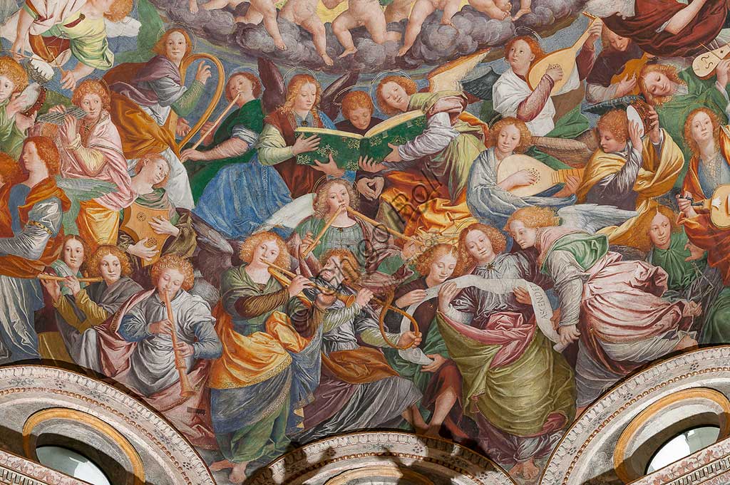   Saronno, Shrine of Our Lady of Miracles: the dome of the transept with the great fresco "Assumption of the Blessed Virgin", known as "The choir of angels playing music" painted by Gaudenzio Ferrari from 1534.Paradise is essentially represented by the multitude of angelic presences, placed to crown the face of God and to welcome the arrival of the Virgin.The angels playing music constitute the most varied orchestra of stringed and percussion instruments that has never been painted.Fifty-six different musical instruments can be identified, the most recognizable ones are ancient instruments, the others have been created by  the artist's imagination. The following instruments are recognized: alpenhorn (horn of the Alps), altobasso, harp, bombard, cimballini or small plates, bagpipes, cornet, flute, pan or syringe flute, hurdy-gurdy, lyre, lute, nyastaranga,ribeca, viella, salterio or zither, tambourine 