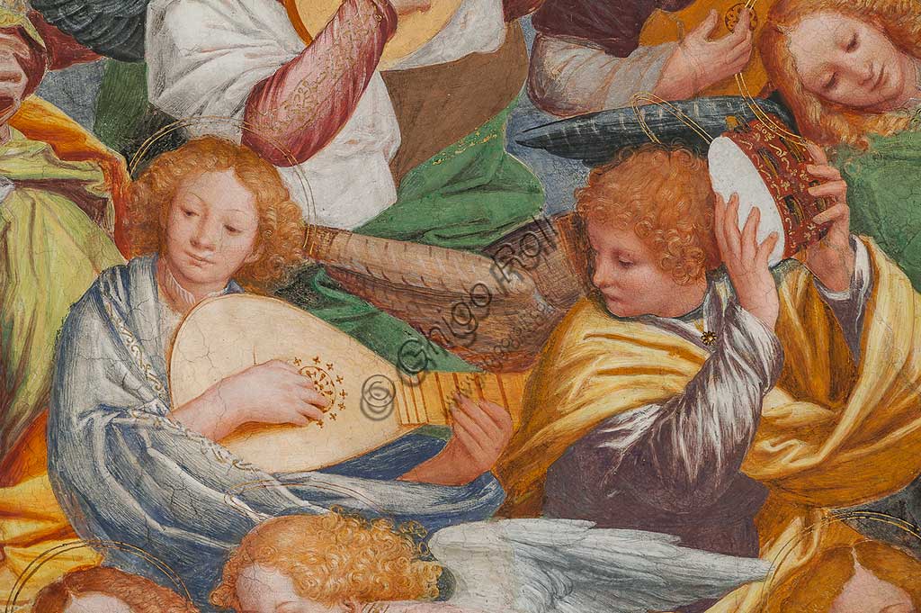 Saronno, Santuario della Beata Vergine dei Miracoli: la cupola del transetto con il grande affresco "Assunzione della Beata Vergine", meglio noto come "Coro di angeli musicanti" vera e propria allegoria del Paradiso, affrescata da Gaudenzio Ferrari a partire dal 1534.A raffigurare il Paradiso è essenzialmente la moltitudine delle presenze angeliche, poste a far da corona al volto di Dio e ad accogliere l'arrivo della Vergine.Gli angeli musicanti  compongono la più variegata orchestra di strumenti a corde ed a fiato ed a percussione che mai sia stata dipinta.Si possono contare ben cinquantasei diversi strumenti musicali, i più riconoscibili come strumenti antichi, altri usciti dalla fantasia dell'artista. Si riconoscono i seguenti strumenti: alpenhorn (corno delle Alpi), altobasso, arpa, bombarda, cimballini o piccoli piatti, cornamusa, cornetto, flauto (dolce e traverso), flauto di Pan o siringa, ghironda, lira, liuto, nyastaranga, organo portativo, ribeca, viella, salterio o cetra, tamburo e tamburello, timpani, triangolo, tromba, viola.Particolare.