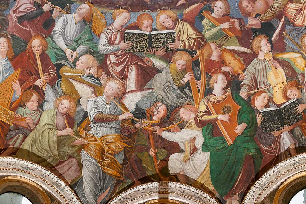   Saronno, Shrine of Our Lady of Miracles: the dome of the transept with the great fresco "Assumption of the Blessed Virgin", known as "The choir of angels playing music" painted by Gaudenzio Ferrari from 1534.Paradise is essentially represented by the multitude of angelic presences, placed to crown the face of God and to welcome the arrival of the Virgin.The angels playing music constitute the most varied orchestra of stringed and percussion instruments that has never been painted.Fifty-six different musical instruments can be identified, the most recognizable ones are ancient instruments, the others have been created by  the artist's imagination. The following instruments are recognized: alpenhorn (horn of the Alps), altobasso, harp, bombard, cimballini or small plates, bagpipes, cornet, flute, pan or syringe flute, hurdy-gurdy, lyre, lute, nyastaranga,ribeca, viella, salterio or zither, tambourine 