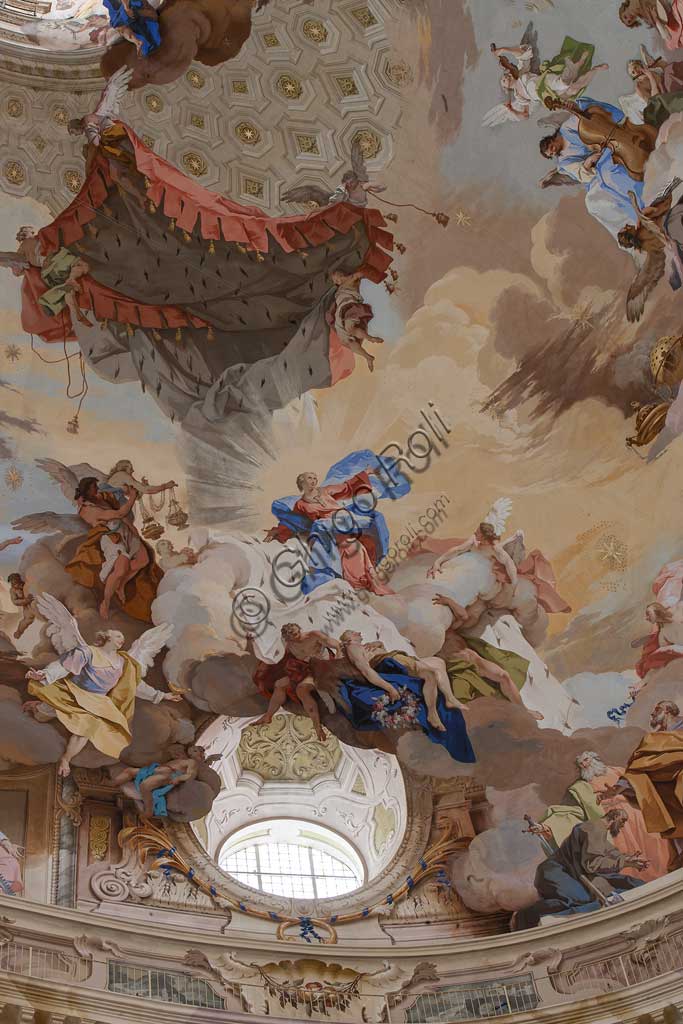 Santuario di Vicoforte: veduta della cupola con "Assunzione di Maria". Tra scene allegoriche (le Virtù cardinali, i Dottori della Chiesa e angeli adoranti), gli Apostoli assistono alla glorificazione di Maria. Giochi di nuvole ed effetti chiaroscurali a "trompe l'oeil" creano effetti illusionistici. Affreschi di Mattia Bortoloni, Felice Biella e Giuseppe Galli Bibiena, 1745-1748.Particolare.