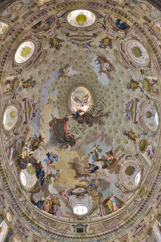 Santuario di Vicoforte: veduta della cupola con "Assunzione di Maria". Tra scene allegoriche (le Virtù cardinali, i Dottori della Chiesa e angeli adoranti), gli Apostoli assistono alla glorificazione di Maria. Giochi di nuvole ed effetti chiaroscurali a "trompe l'oeil" creano effetti illusionistici. Affreschi di Mattia Bortoloni, Felice Biella e Giuseppe Galli Bibiena, 1745-1748.