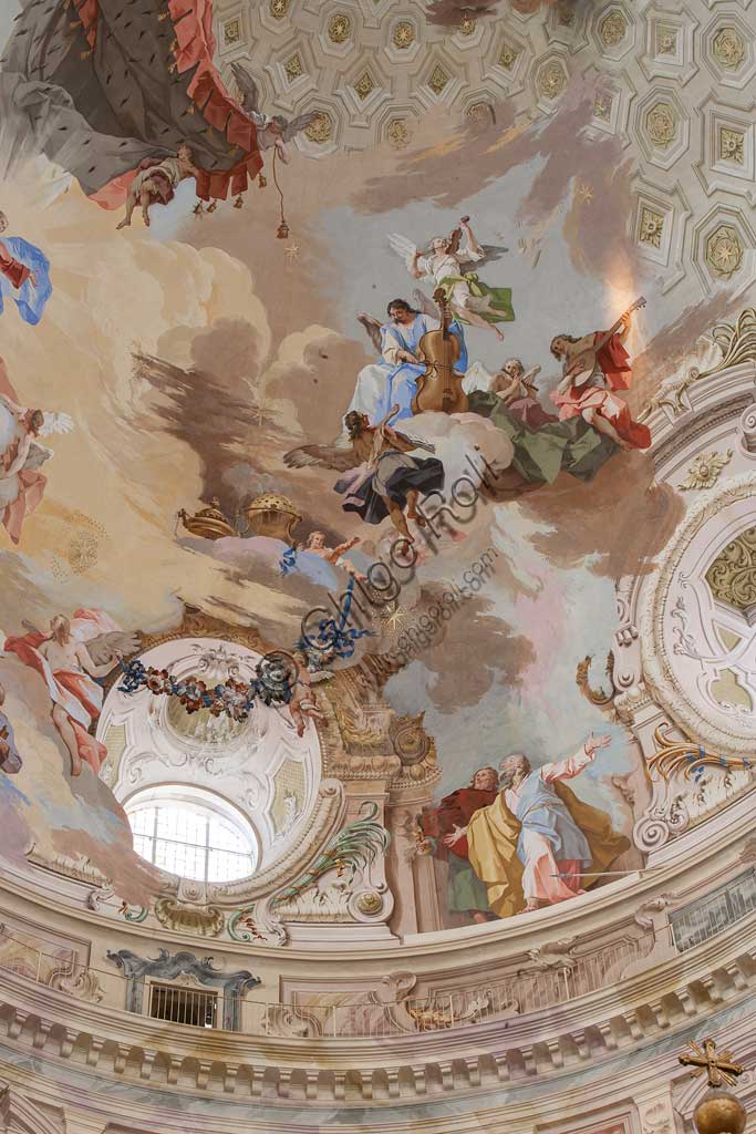 Santuario di Vicoforte: veduta della cupola con "Assunzione di Maria". Tra scene allegoriche (le Virtù cardinali, i Dottori della Chiesa e angeli adoranti), gli Apostoli assistono alla glorificazione di Maria. Giochi di nuvole ed effetti chiaroscurali a "trompe l'oeil" creano effetti illusionistici. Affreschi di Mattia Bortoloni, Felice Biella e Giuseppe Galli Bibiena, 1745-1748.Particolare.