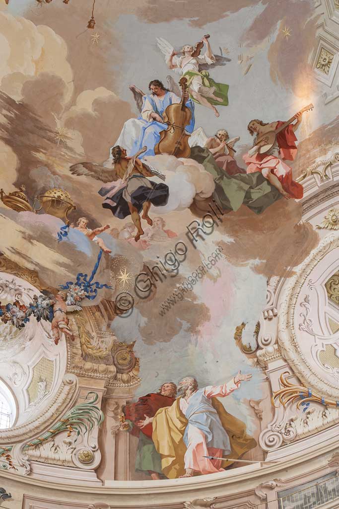 Santuario di Vicoforte: veduta della cupola con "Assunzione di Maria". Tra scene allegoriche (le Virtù cardinali, i Dottori della Chiesa e angeli adoranti), gli Apostoli assistono alla glorificazione di Maria. Giochi di nuvole ed effetti chiaroscurali a "trompe l'oeil" creano effetti illusionistici. Affreschi di Mattia Bortoloni, Felice Biella e Giuseppe Galli Bibiena, 1745-1748.Particolare.