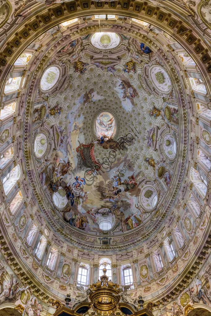 Santuario di Vicoforte: veduta della cupola con "Assunzione di Maria". Tra scene allegoriche (le Virtù cardinali, i Dottori della Chiesa e angeli adoranti), gli Apostoli assistono alla glorificazione di Maria. Giochi di nuvole ed effetti chiaroscurali a "trompe l'oeil" creano effetti illusionistici. Affreschi di Mattia Bortoloni, Felice Biella e Giuseppe Galli Bibiena, 1745-1748.