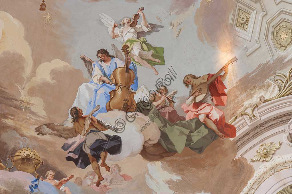 Santuario di Vicoforte: veduta della cupola con "Assunzione di Maria". Tra scene allegoriche (le Virtù cardinali, i Dottori della Chiesa e angeli adoranti), gli Apostoli assistono alla glorificazione di Maria. Giochi di nuvole ed effetti chiaroscurali a "trompe l'oeil" creano effetti illusionistici. Affreschi di Mattia Bortoloni, Felice Biella e Giuseppe Galli Bibiena, 1745-1748.Particolare.