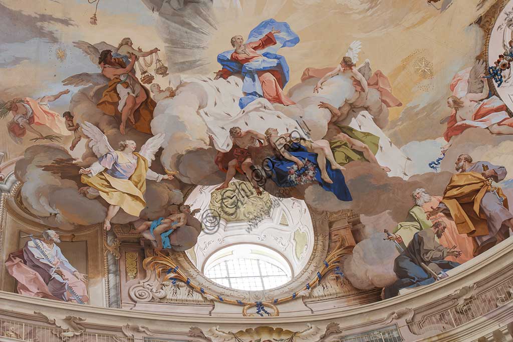 Santuario di Vicoforte: veduta della cupola con "Assunzione di Maria". Tra scene allegoriche (le Virtù cardinali, i Dottori della Chiesa e angeli adoranti), gli Apostoli assistono alla glorificazione di Maria. Giochi di nuvole ed effetti chiaroscurali a "trompe l'oeil" creano effetti illusionistici. Affreschi di Mattia Bortoloni, Felice Biella e Giuseppe Galli Bibiena, 1745-1748.Particolare.