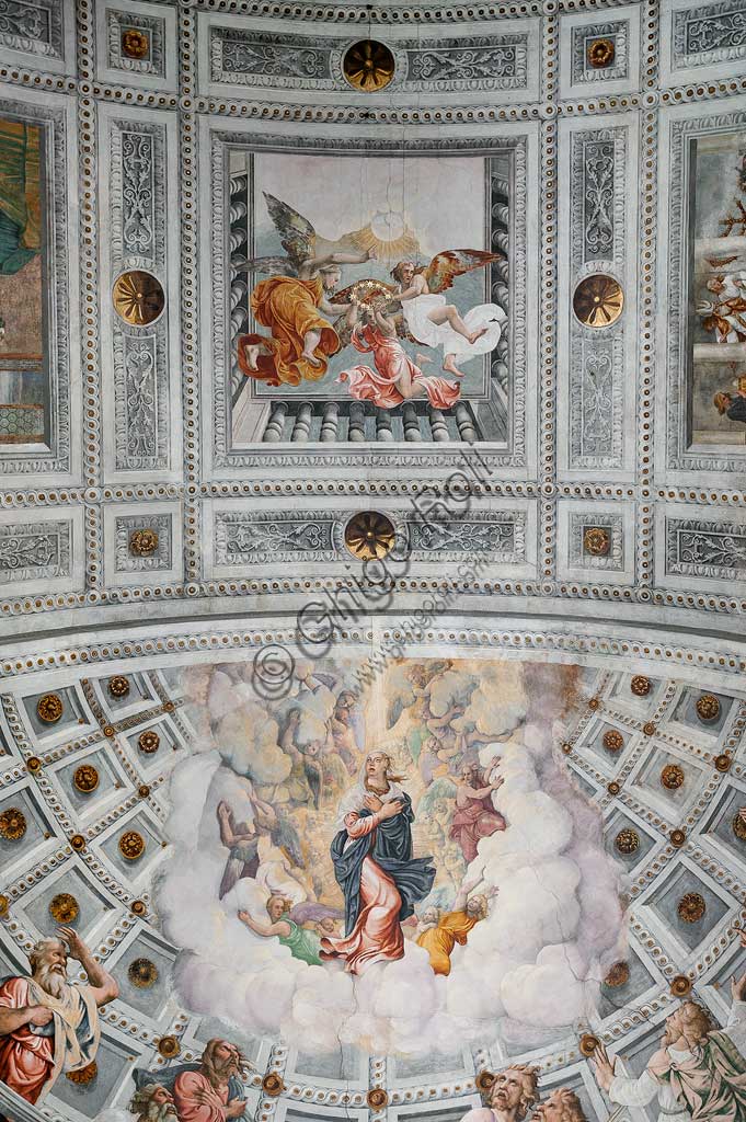 Verona, Duomo, interior: apse. In the apsidal basin: "Assumption of Mary". In the central panel of the vault: "Coronation of Mary". Frescoes by Francesco Torbido on drawings by Giulio Romano, 1534.