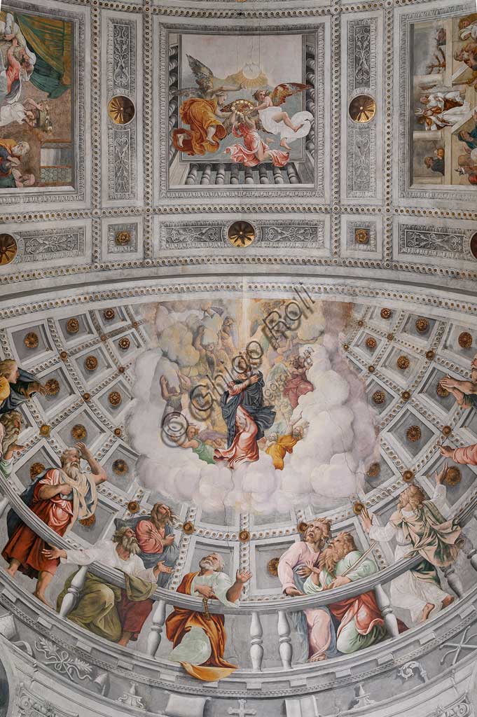 Verona, Duomo, interior: apse. In the apsidal basin: "Assumption of Mary". In the central panel of the vault: "Coronation of Mary". Frescoes by Francesco Torbido on drawings by Giulio Romano, 1534.