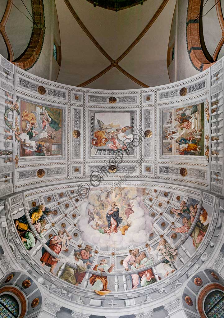 Verona, Duomo, interior: apse. In the apsidal basin: "Assumption of Mary". In the panels of the vault: "Nativity, Coronation, and Purification of Mary". Frescoes by Francesco Torbido on drawings by Giulio Romano, 1534.