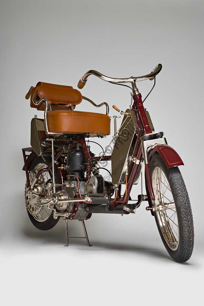 Moto d'epoca Auto - Fauteuil. Scooter.Marca: Societé de l'Auto - Fauteuilmodello: Auto-Fauteuilnazione: Francia - Bloisanno: 1908condizioni: restauratocilindrata: 296 cc.motore: monocilindrico a valvole laterali raffreddato ad acquacambio: monomarcia Georges Gauthier disegnò questo curioso mezzo, denominato auto-poltrona, pensandolo  specificamente per medici condotti e veterinari e pubblicizzandolo come "auto a due ruote" economica e facile da gestire. Aveva avviamento a manovella (rimovibile) e, grazie alle ruote di piccolo diametro, il motore poteva essere alloggiato sotto al sedile, immediatamente davanti alla ruota posteriore così da tenere molto basso il tubo superiore del telaio. Questo consentiva di installare una piccola poltrona con tanto di schienale e braccioli (su un telaio tradizionale infatti sarebbe stato piuttosto difficile scavalcare lo schienale con la gamba). In virtù di queste sue caratteristiche viene considerato come il primo scooter.