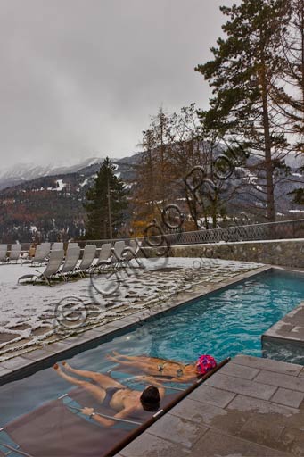 Bormio, Terme, Stabilimento "Bagni Nuovi": coppia in piscina all'aperto.