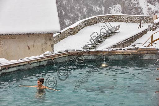 Bormio, Terme, Stabilimento "Bagni Vecchi": ospite nella piscina termale all'aperto.